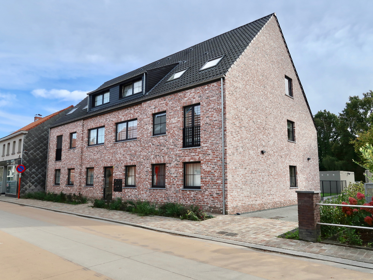 Afbeelding van Ruime gelijkvloers appartement met 2 slaapkamers, terras en tuintje.