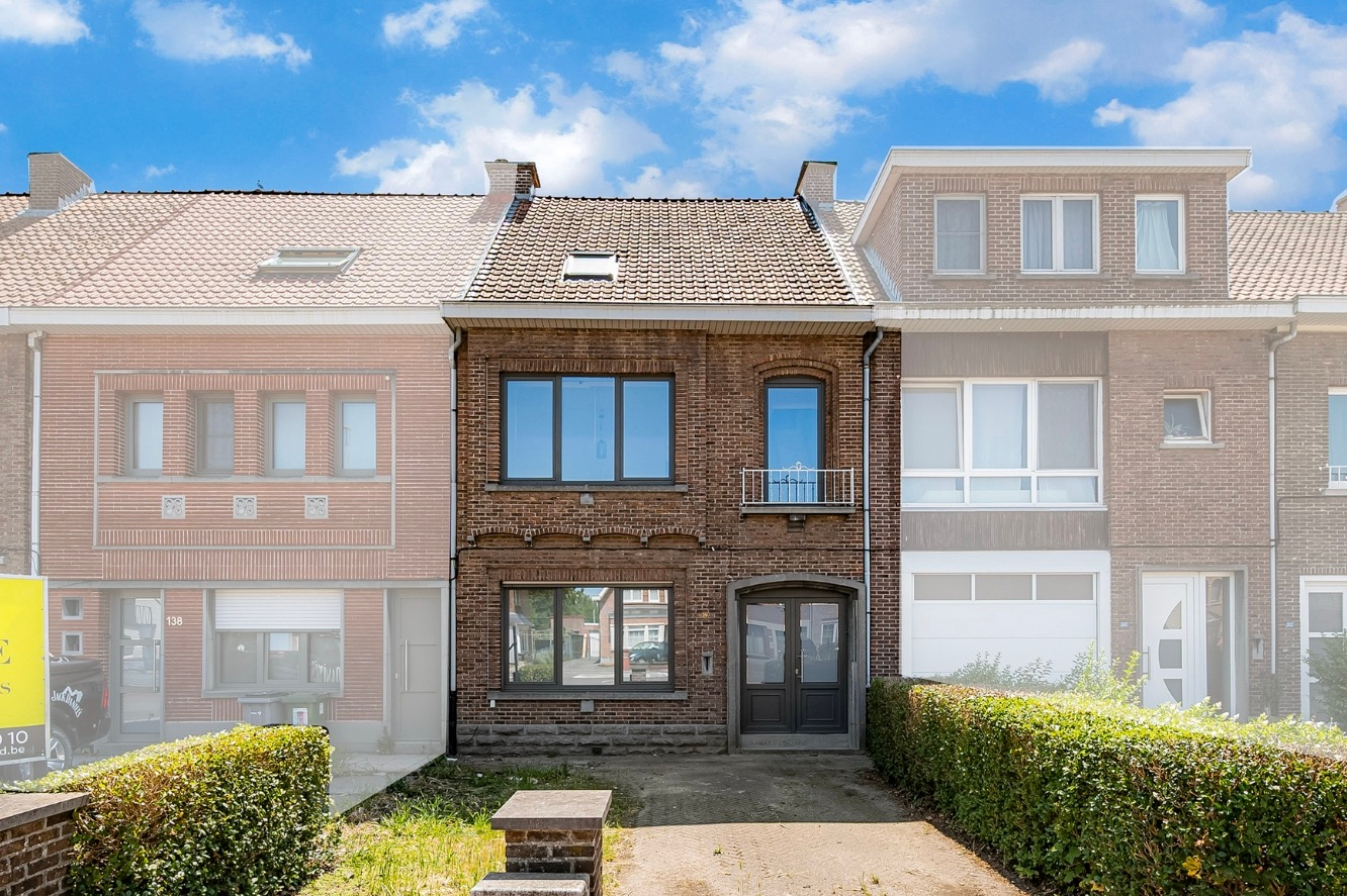 Afbeelding van Gesloten bebouwing met 2 slpkrs, tuintje en autostaanplaats.