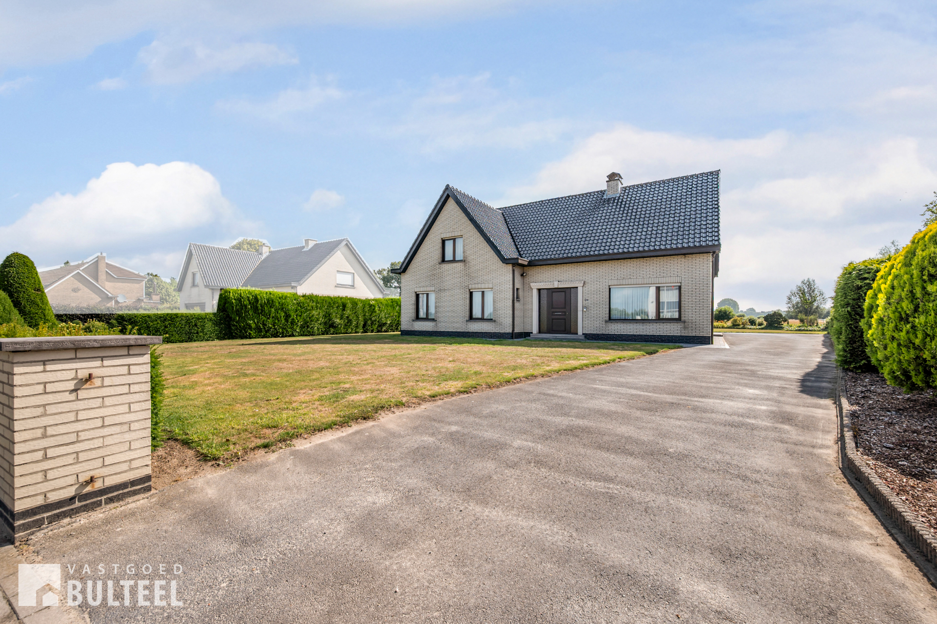 Afbeelding van Ruime vrijstaande woning met 3 slpkrs, garage en tuin.