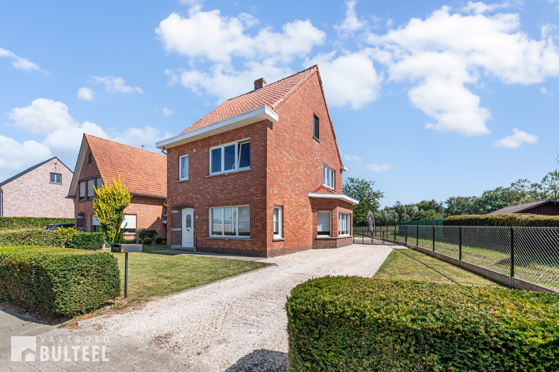 Afbeelding van Open bebouwing met 3 slaapkamers, garage en ruime tuin.