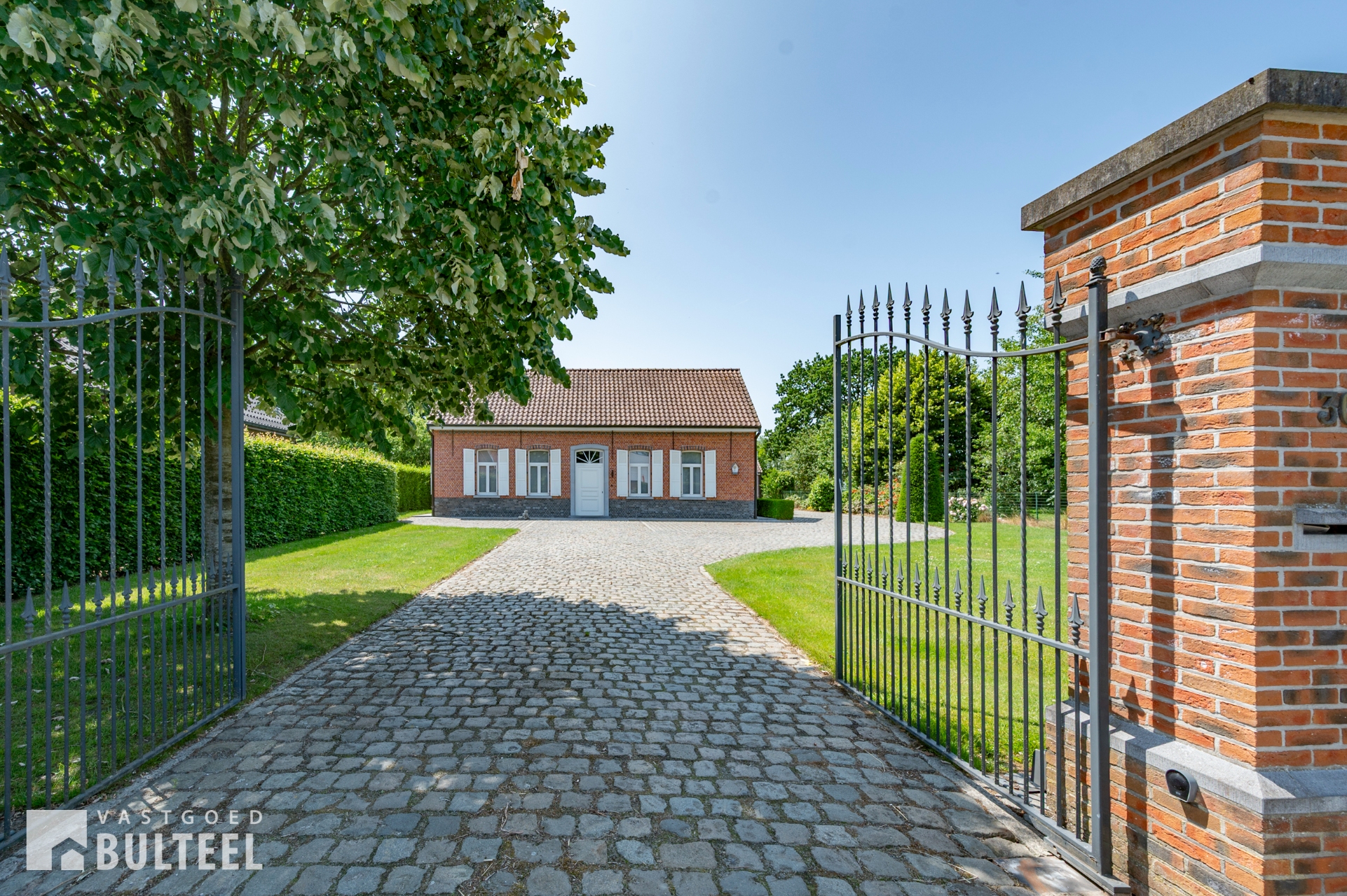 Afbeelding van Prachtige hoeve met 2 slpkrs en dubbele garage op een groot perceel.
