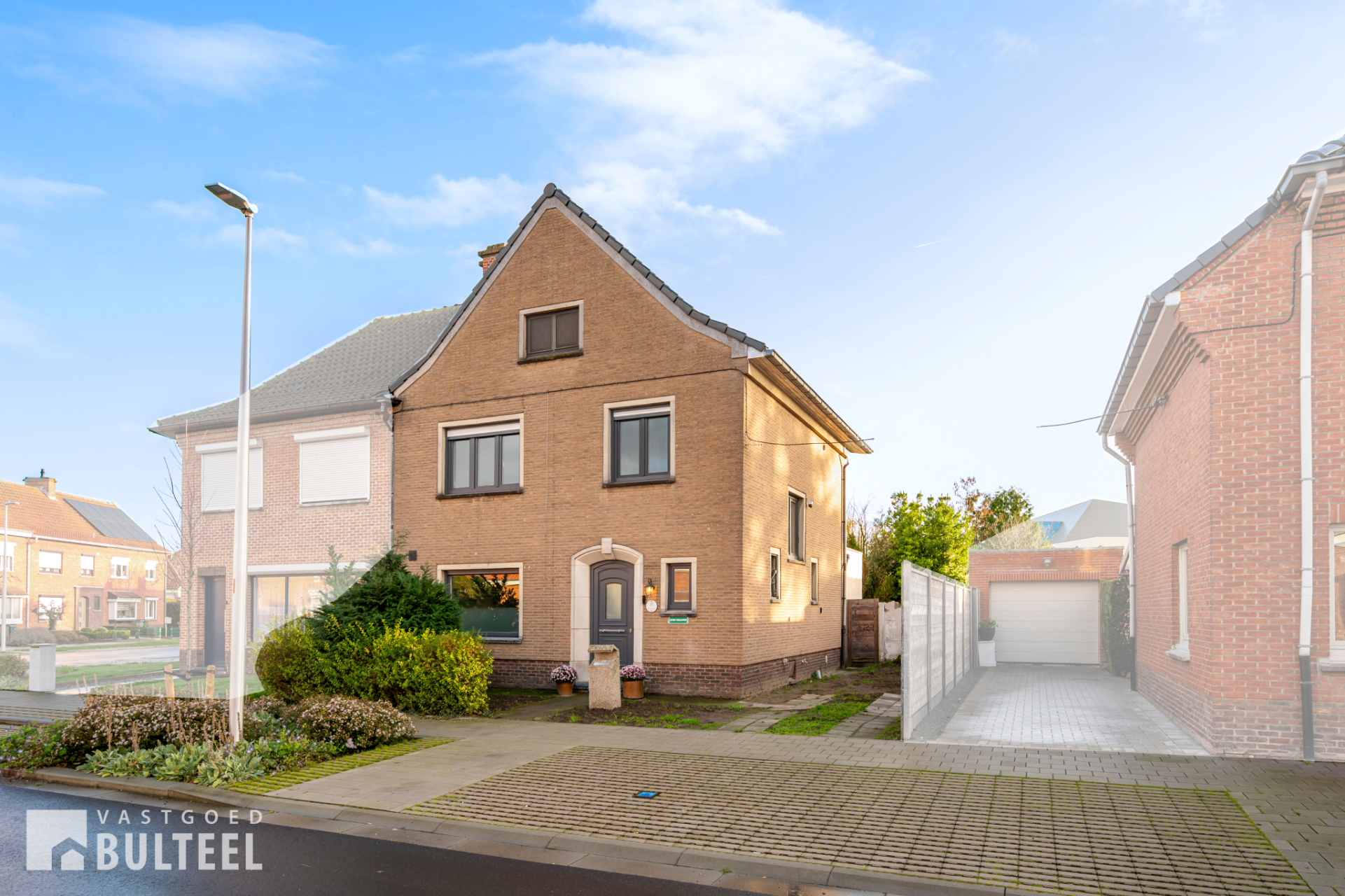 Afbeelding van Gerenoveerde half open bebouwing met 3 slaapkamers en tuin.