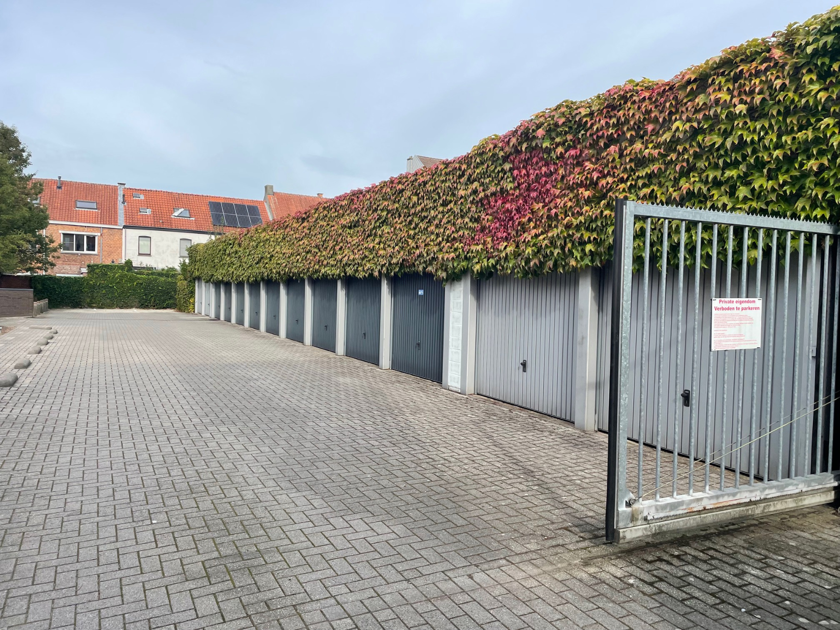 Afbeelding van Dubbele garagebox op een afgesloten terrein vlakbij de Grote Markt!